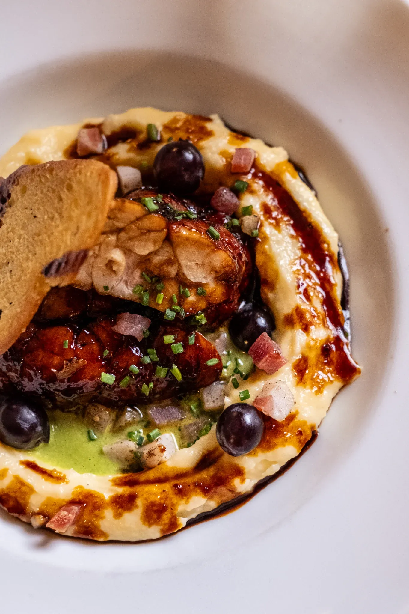 Une assiette de la cuisine de l'Auberge de Carluc